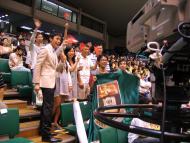 決賽前，日本電視台主持人訪問香港大學代表，同學們在鏡頭前為隊友打氣。