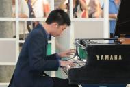 紀錄片《音樂人生》主角黃家正的鋼琴演奏，為音樂會揭開序幕。