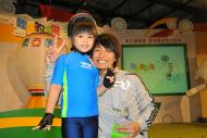 「體育的風采 – 東亞運前奏」主持陳柏宇與扮演單車運動員的小朋友合照。