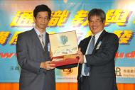 會上香港電台教育電視台長施永遠(右) 把節目光碟贈予香港教育專業人員協會副會長黃克廉(左)。