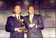1998年國際巨星Paul Anka代表香港電台頒發「廣播榮譽成就獎」予鍾大哥