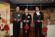 鍾大哥兒子、廣播處長黃華麒及李克勤為收藏展主持剪綵儀式。