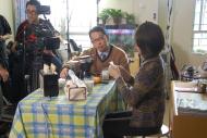 廖啟智與邵美琪於公屋單位就劇中一幕夫婦冷戰場面進行拍攝。
