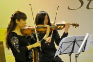(左起) 小提琴家一丸綾子及李海南。