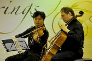 (左起) 中提琴家陳小信及大提琴家貝樂安。