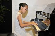 於鋼琴考試中取得優秀成績的小小鋼琴家即席彈奏應試曲目。