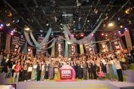 百多位來自香港電台電台部、電視部、新媒體拓展組及製作事務部的港台員工，一起出席節目獲獎祝捷會，氣氛熱烈。
