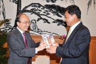 廣播處長黃華麒把紀念香港廣播八十年的書籍《一起廣播的日子》送贈予呂新華留念。