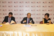 Mr. Franklin Wong, Director of Broadcasting, RTHK (middle) and Mr. Zubin Gandevia, Chief Operating Officer of NGC Asia (left) were signing the contract with one of the four winners.