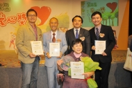 「第五屆愛心獎」五位香港地區得獎者 – (後排左起)高永賢博士、文日樑、杜聰、黃至生醫生及蘇金妹(前坐輪椅者)。