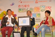 長者安居服務協會總幹事馬錦華(中)公布「香港長者快樂指數」調查結果。