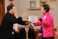 面對多名黨員退黨的自由黨劉健儀，收到民主黨李華明贈送的魚網。