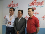 (左起)香港電台公共事務組總監張國良、助理廣播處長(電視)張文新、《城市論壇》監製兼主持謝志峰出席發佈會，公佈選舉期間節目與會規則。