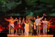 官恩娜（後排左二）、周柏豪（前排右二）聯同輪椅舞蹈員黃和洲（前排右三）、鍾少琼（前排左二）以及失明歌手汪明欣（後排左三）於綜藝晚會獻上歌舞表演。