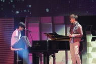 張敬軒現身《能者舞台非凡夜》綜藝晚會，與中國以腳彈琴第一人、2010年中國達人秀冠軍劉偉一同演繹《愛的代價》。