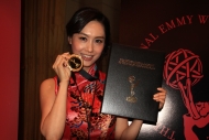 朱茵以一襲訂製的上海旗袍接受國際艾美獎大會頒贈的證書及金牌，她為自己創下演藝事業高峰而感到興奮。