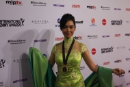 朱茵換上一襲翠綠色透視旗袍踏上國際艾美獎頒獎禮的紅地氈，盡展東方美態。
