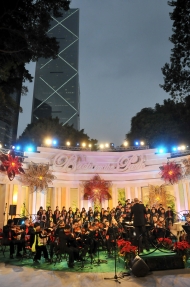 多個表演嘉賓將於「Mozart Bonbons! 聖誕園林小夜曲」音樂會中演出多首莫札特樂曲，襯托四周五光十色的聖誕燈飾，令節日充滿和諧的色彩。(圖為去年盛況)