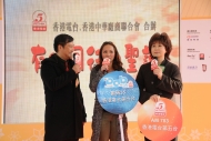 表演嘉賓鄭融(中)與司儀李仁傑(左)及朱咪咪向觀眾介紹現正試播的數碼35台。
