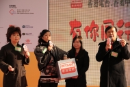 紅伶鄭詠梅(左二)擔任抽獎嘉賓，送出豐富獎品予現場觀眾。