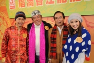四位表演嘉賓(左起)吳彤, 蔣慶龍, 李龍基及吳若希與長者預祝新歲。