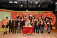 出席「2011梨園十大要聞選舉」結果揭曉典禮的嘉賓，在活動尾聲時齊齊向聽眾拜年。