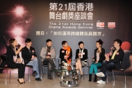 嘉賓(左二起)陳文剛、鄧小宇、余安安、陳淑莊、張紋嘉@HotCha及梁榮忠在活動中就「如何運用跨媒體拓展觀眾」作出討論。