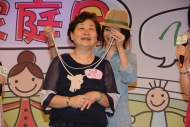 「Made In Hong Kong」主持區文詩即場向母親表達謝意，並為她戴上珍珠項鍊，以表孝心。