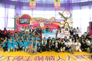 香港科技大學的征龍隊勇奪《全港大專生機械人大賽2012 –包山鬥智顯平安》冠軍殊榮，興高采烈地跟嘉賓合照。