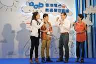 香港電台數碼台台長陳耀華（右二）向三位生鬼司儀張貝琳（左一）、張偉基（左二）以及夏妙然（右一）介紹數碼聲音廣播的特色。