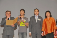 在廣播處長鄧忍光, 香港青年協會總幹事王䓪鳴陪同下, (左一)香港賽馬會主席施文信宣布身體敲擊項目正式刷新世界紀錄