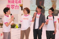 （左二起）華娃、吳浩康與陳逸寧是日親臨港台戲劇《沒有牆的世界III》啟播儀式，大談學習手語的溝通技巧。