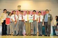 鄧鏡波學校勇奪冠軍殊榮，興高采烈地跟嘉賓合照。