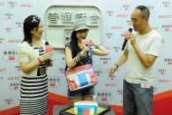 G.E.M.收到普通話台劇組人員送上極富香港特色的紅白藍手袋及蛋糕，表現大為驚喜