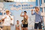農夫聯同港台主持夏妙然，手口並用介紹DAB 31 香港電台普通話台，十分惹笑。