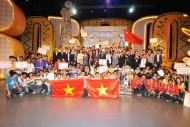 中國代表隊勇奪《亞太廣播聯盟機械人大賽2012》冠軍殊榮，興高采烈地與嘉賓合照。