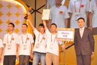 中國隊勇奪《亞太廣播聯盟機械人大賽2012》冠軍殊榮，由廣播處長鄧忍光頒發獎項。
