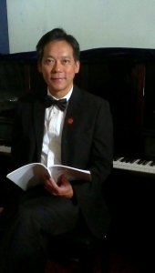 香港郵政副署長魏永捷在《愛樂同盟》中笑言考獲八級樂理資格雖然靠「天才波」，但同時源於對音樂的熱愛。