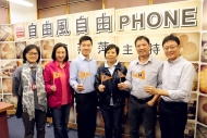 (左起)主持陈燕萍与葛佩帆、范国威、麦美娟、胡志伟及陈家洛于新一辑【五枝旗杆】大合照。