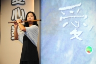 「第七屆愛心獎」得主香港白衣天使雷棣華即席吹奏樂曲，潤澤聆聽者的心靈。