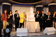 九龍樂善堂代表聯同歌手及嘉賓在台上祝酒, 並且為本地播音界的「活寶貝」祝壽