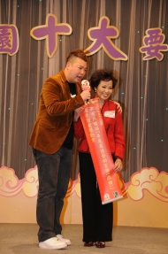 尹飛燕獲頒「年度最佳藝術家獎（戲曲）」及榮獲榮譽勳章成為「2012梨園十大要聞」之一，兒子阮德鏘任頒獎嘉賓。
