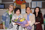 King Sir代表劇協致送鮮花給李司棋，恭賀她榮獲第二十二屆香港舞台劇獎「跨媒介表演藝術成就獎」。