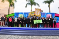 香港中文大學勇奪「大專辯論賽2013」桂冠，與一眾嘉賓合照。