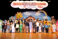 評委與一眾「全港兒童故事演講比賽2013」的優勝者大合照。