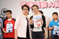 季軍由中華基督教會銘賢書院的中四生金鳳獲得，她的淡定表現獲得評判史湄老師(左)的讚許。