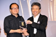 得獎書籍《浮城述夢人：香港作家訪談錄》，頒獎嘉賓：張仁良教授(右)，領獎者：廖偉棠(左)