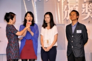 得獎書籍《雙城辭典》，頒獎嘉賓：鄧樹榮(右)，領獎者：謝曉虹(左中)、韓麗珠(右中)