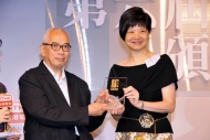 得獎書籍《千日無悔──我的心路歷程》，頒獎嘉賓：余若薇(右)，領獎者：程翔(左)