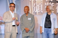 得獎書籍《那似曾相識的七十年代》，頒獎嘉賓：蘇守忠(中)、莫昭如(右)，領獎者：呂大樂(左)